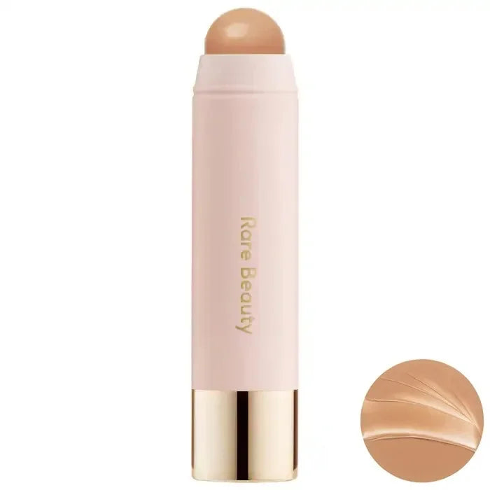 Corrector cremoso Rare Beauty en formato stick, tono beige claro, maquillaje facial.