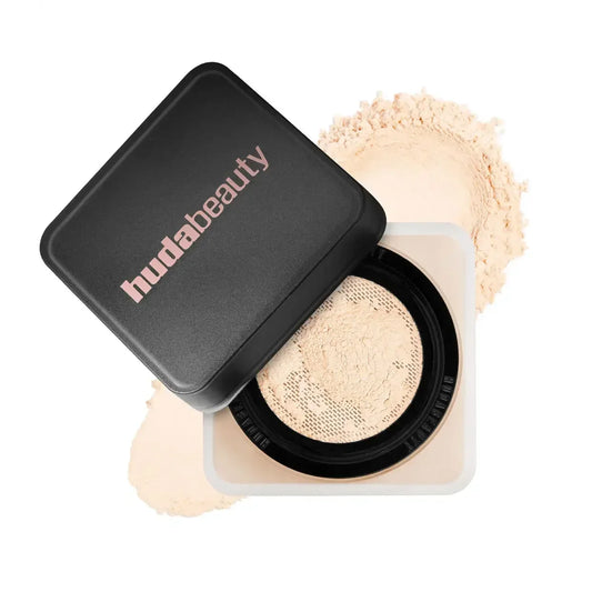Polvo suelto translúcido Huda Beauty en envase cuadrado negro, ideal para maquillaje facial.