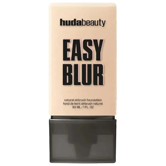 Base de maquillaje Huda Beauty Easy Blur tono claro, presentación de 30 ml, fondo blanco