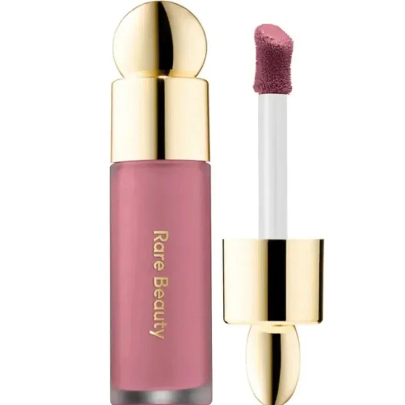 Labial líquido rosa Rare Beauty con aplicador dorado, maquillaje de labios elegante