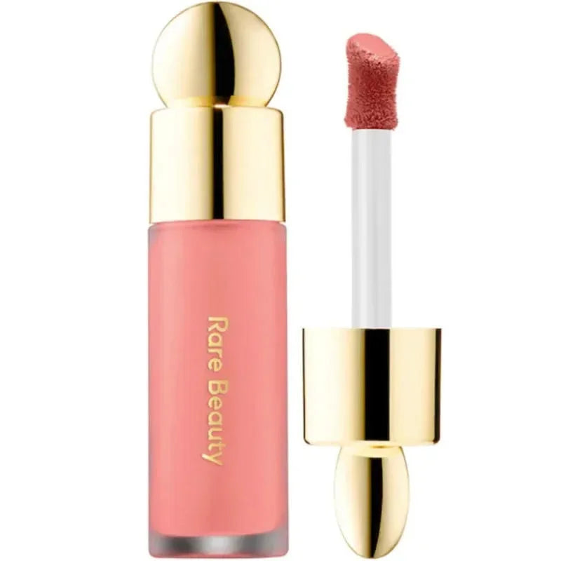 Labial líquido rosa con aplicador dorado, maquillaje Rare Beauty, cosméticos modernos