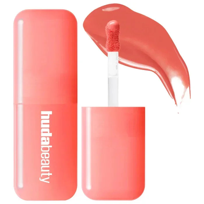 Labial líquido color coral con aplicador y envase moderno, maquillaje de labios.