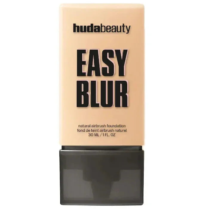 Base de maquillaje Huda Beauty Easy Blur tono nude, envase de 30 ml.