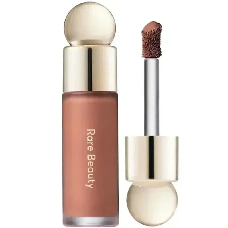 Corrector líquido mate Rare Beauty tono marrón claro con aplicador y tapa dorada