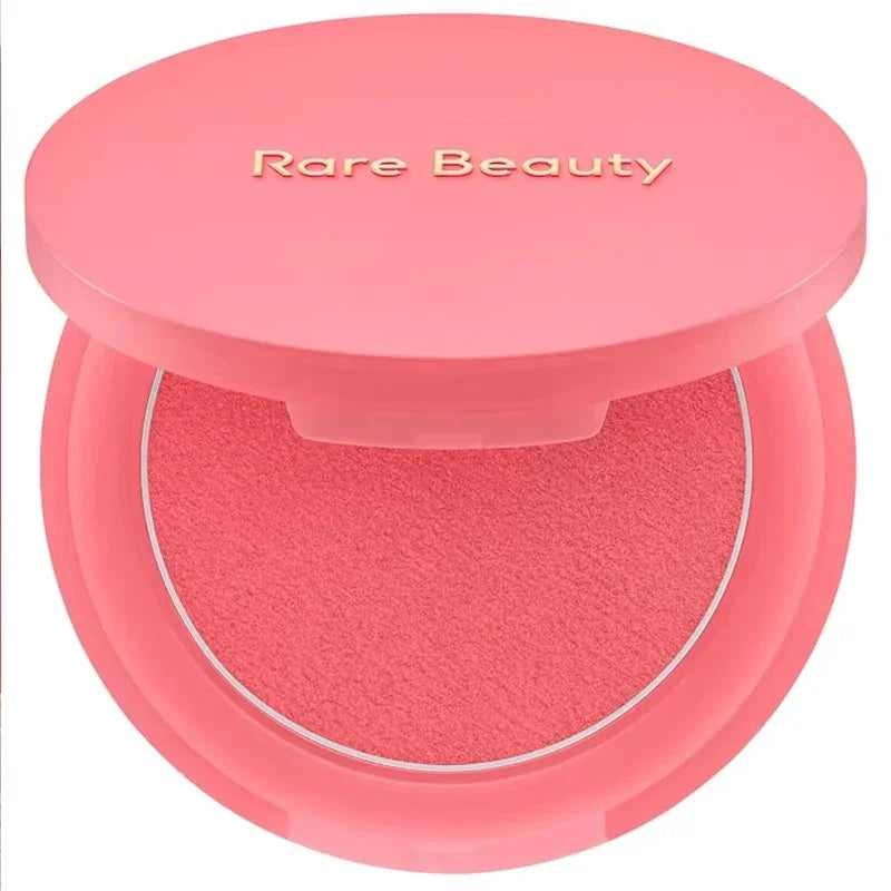 Rubor compacto rosa de Rare Beauty, maquillaje en polvo en envase redondo.