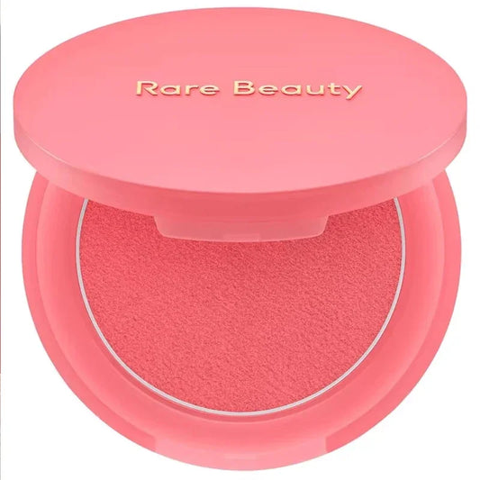 Rubor compacto rosa de Rare Beauty, maquillaje en polvo en envase redondo.
