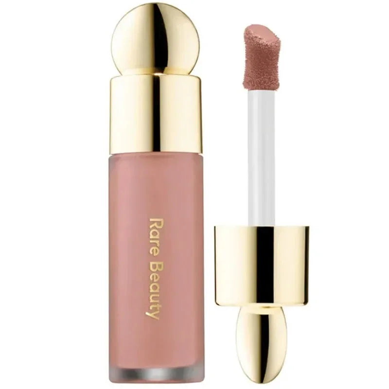 Labial líquido nude con aplicador y tapa dorada, maquillaje de labios elegante.
