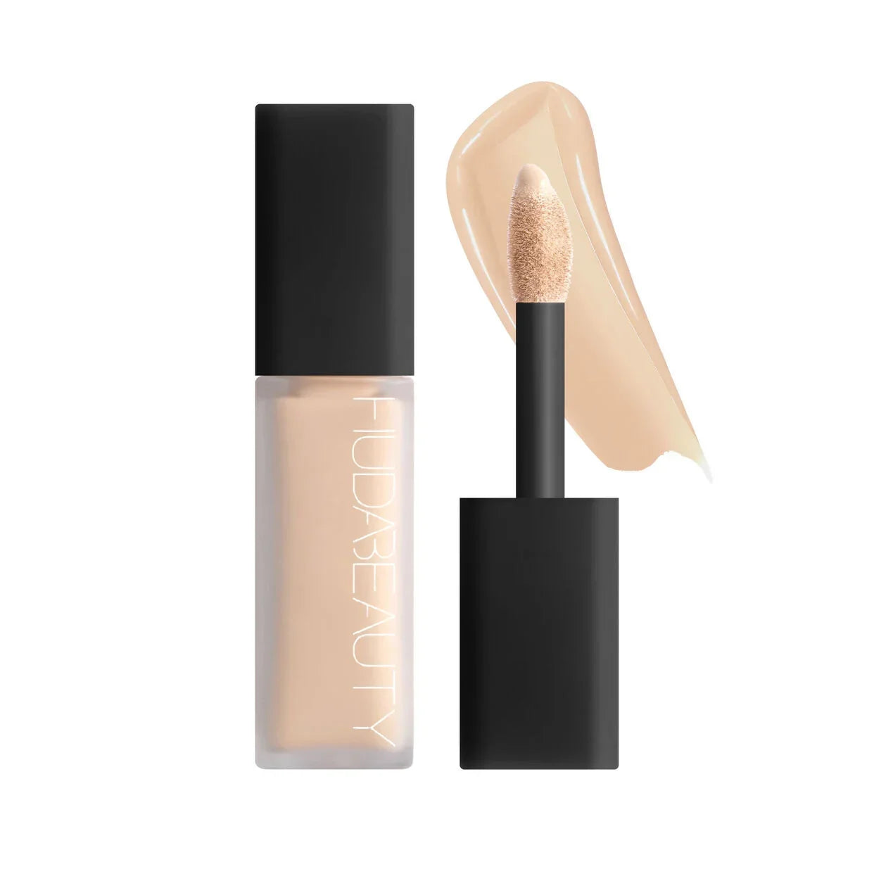 Corrector líquido tono claro con aplicador y tapa negra, fondo blanco, maquillaje facial