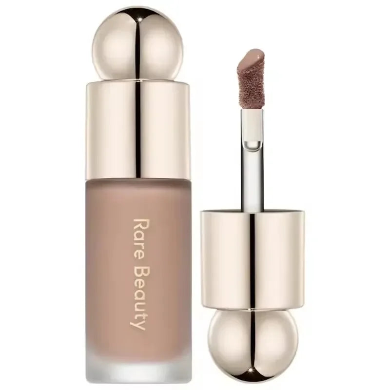 Corrector líquido beige Rare Beauty con aplicador dorado, maquillaje para el rostro