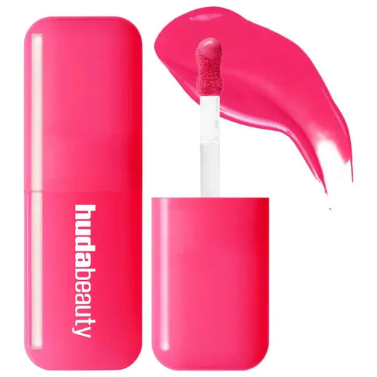 Brillo de labios líquido rosa intenso con aplicador y envase moderno, maquillaje de labios.