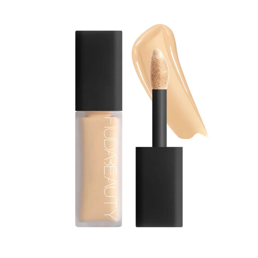 Corrector líquido beige con aplicador, maquillaje para rostro, fondo blanco