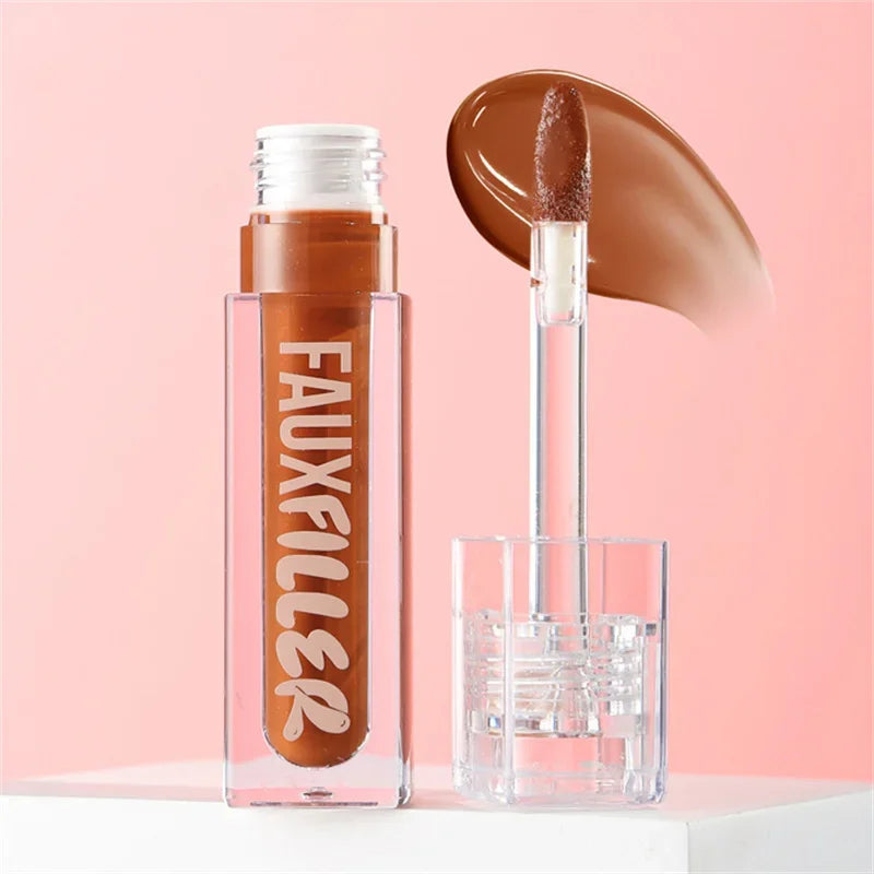 Brillo labial marrón líquido con aplicador, fondo rosa, maquillaje de labios