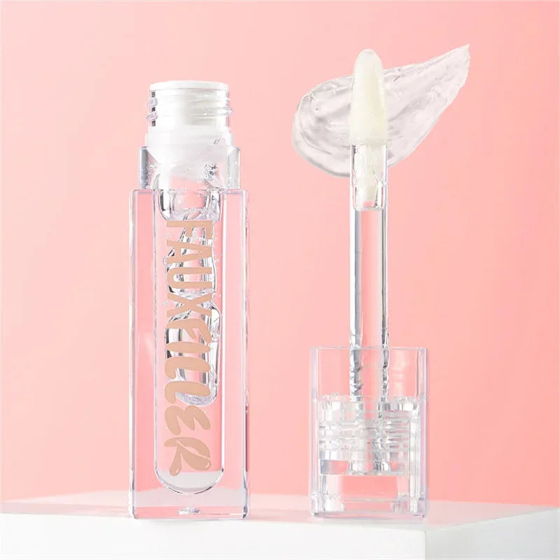 Brillo labial transparente con aplicador sobre fondo rosa, maquillaje de labios elegante.