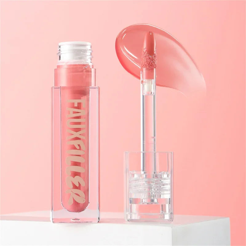 Brillo labial rosa con aplicador, empaque transparente, fondo rosado, maquillaje labios