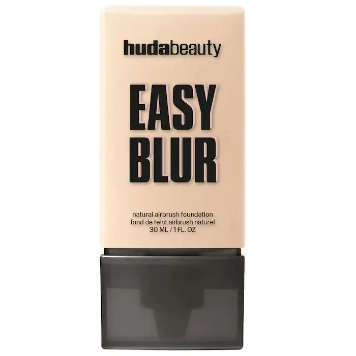 Base de maquillaje Huda Beauty Easy Blur, envase rectangular tono beige, 30 ml.