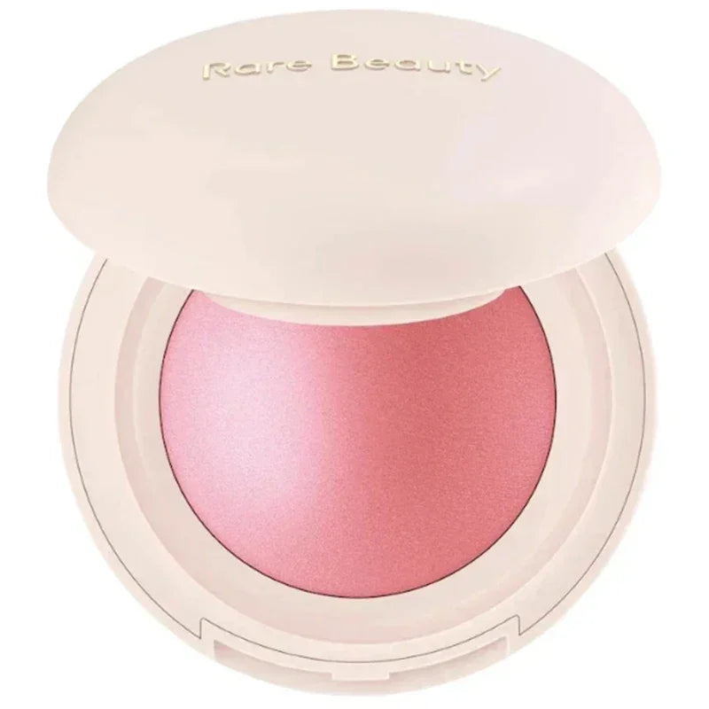 Rubor compacto rosa en estuche beige de Rare Beauty, maquillaje facial elegante.
