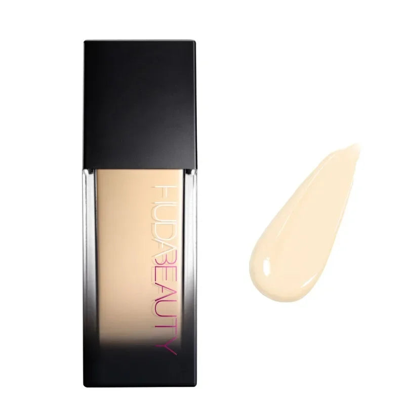 Base de maquillaje líquida tono claro en frasco rectangular, muestra de color beige incluida.