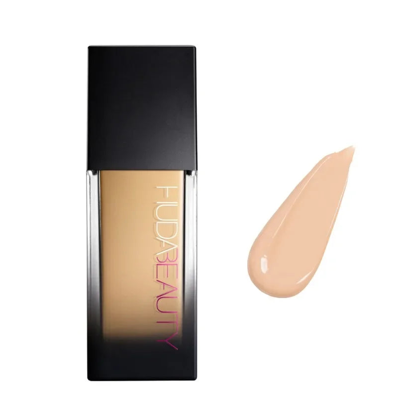 Base de maquillaje líquida tono claro en envase rectangular y muestra de color beige