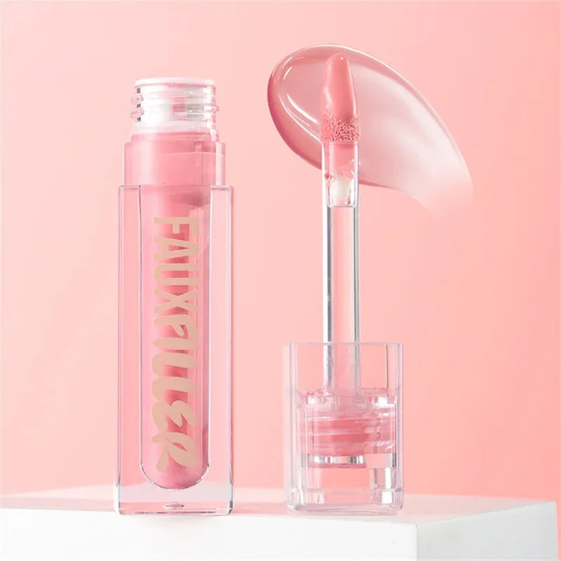 Brillo de labios rosa con aplicador y envase transparente, fondo rosado elegante