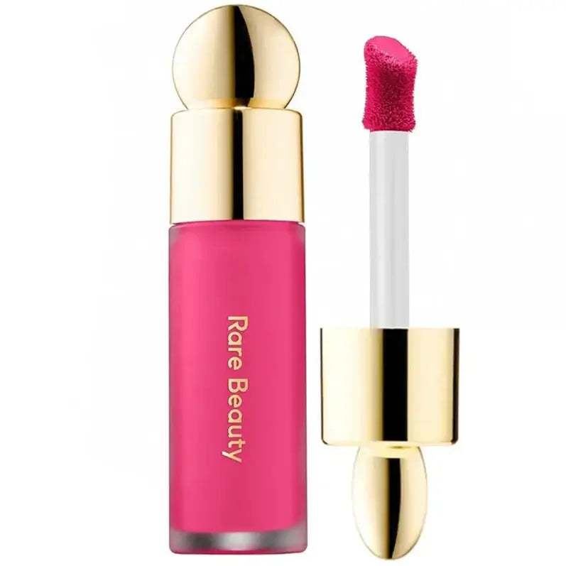 Tinte labial líquido rosa intenso Rare Beauty con aplicador y tapa dorada elegante