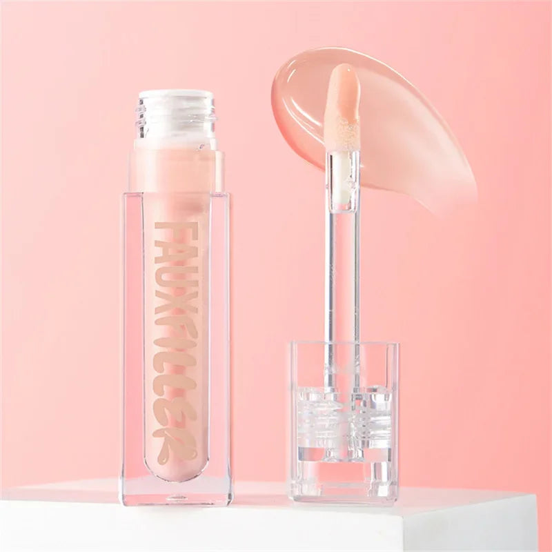 Gloss labial nude en envase transparente con aplicador, fondo rosa, maquillaje de labios