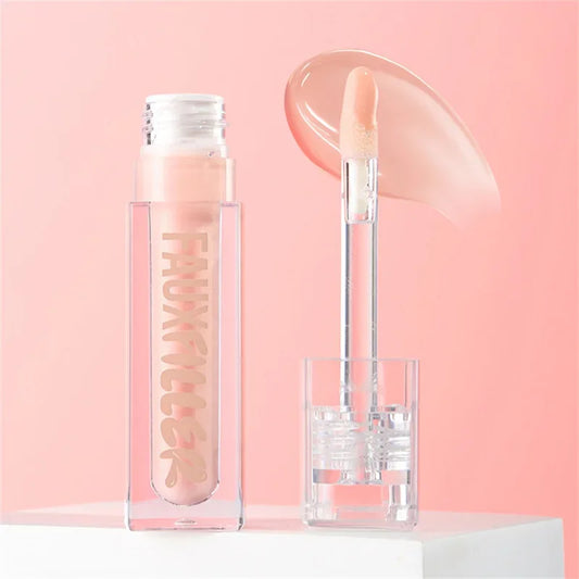 Gloss labial nude en envase transparente con aplicador, fondo rosa, maquillaje de labios