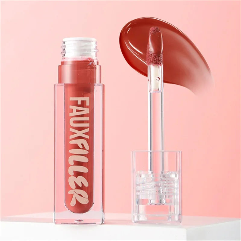 Brillo labial líquido color rosa nude con aplicador, fondo rosa claro, maquillaje labios