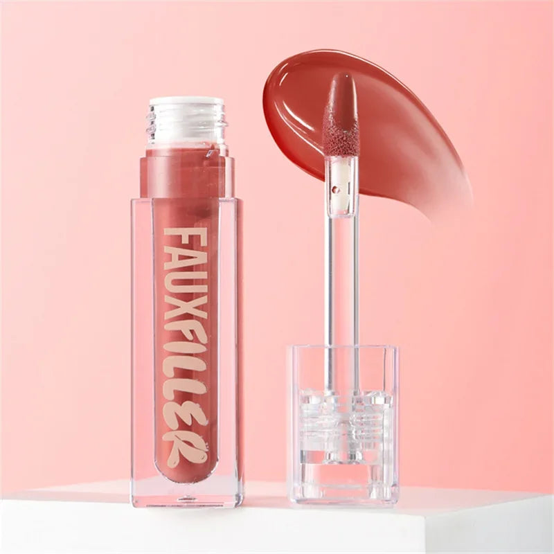 Brillo de labios líquido color rosa con aplicador, fondo rosa, maquillaje de labios femenino