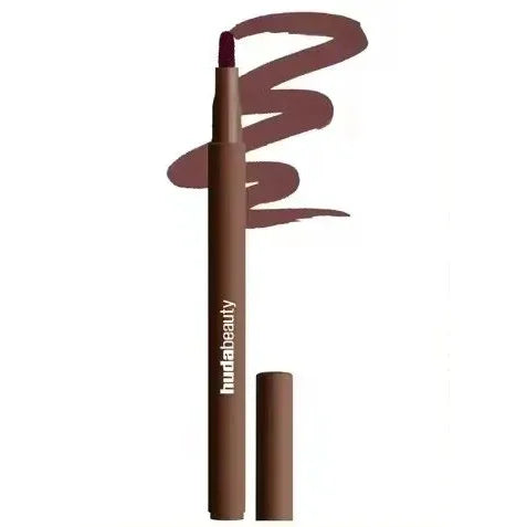 Delineador de labios marrón con tapa, muestra trazo marrón, ideal para maquillaje profesional.