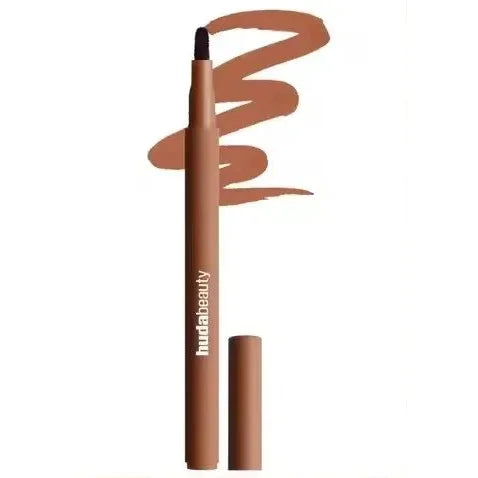Delineador de labios marrón intenso con tapa, trazo visible y texto huda beauty en el envase