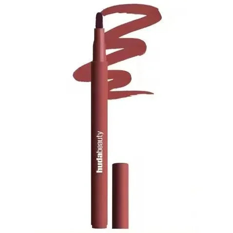 Lápiz labial mate color vino con tapa, ideal para maquillaje de labios de larga duración.