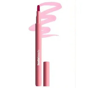 Delineador labial rosa con tapa, acabado mate y trazo visible, maquillaje de labios.